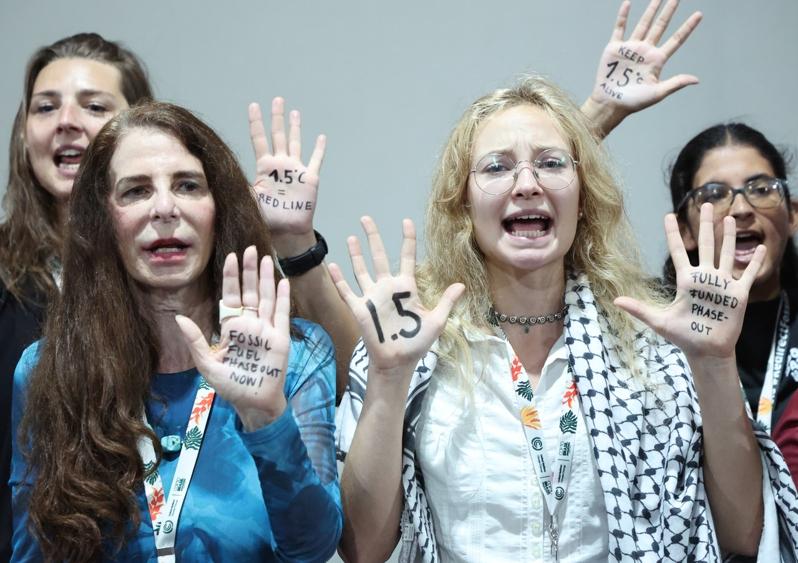 联合国气候峰会最后一天,「逐步脱离化石燃料路线图」成为本届峰会争论焦点,也让谈判陷入僵局,各国谈判代表持续就最后协定开会磋商。特派记者潘俊宏/巴西摄影