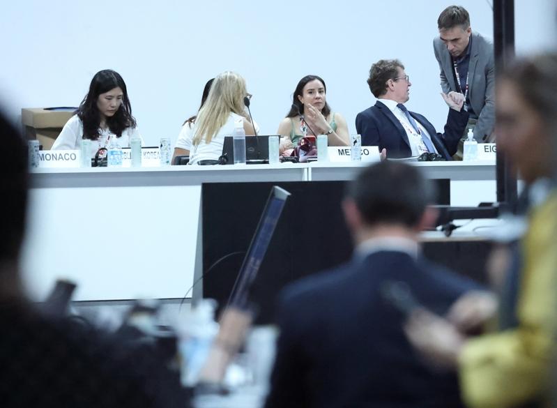 联合国气候峰会最后一天,「逐步脱离化石燃料路线图」成为本届峰会争论焦点,也让谈判陷入僵局,各国谈判代表持续就最后协定开会磋商。特派记者潘俊宏/巴西摄影