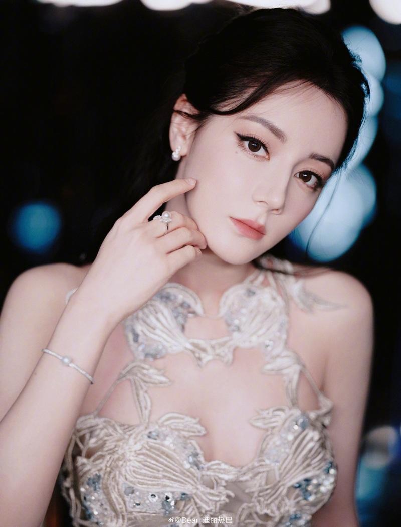迪丽热巴。(取材自微博)