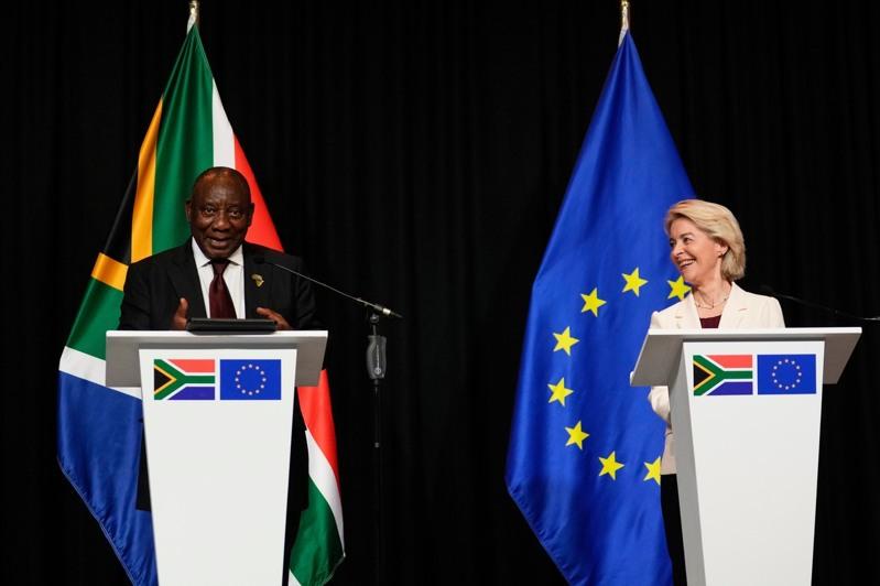 欧盟执委会主席范德赖恩(Ursula von der Leyen,右)与南非总统拉玛佛沙(Cyril Ramaphosa,左)20日共同向媒体发表谈话。美联社
