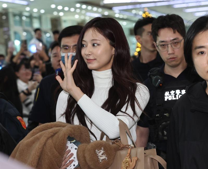 子瑜一身时尚现身小港机场。记者刘学圣/摄影