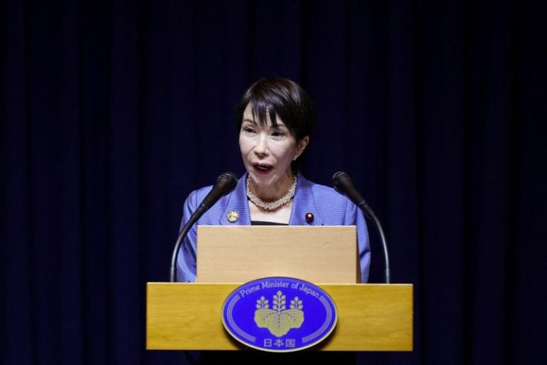 日本首相高市早苗发言引起风波后，国内保守派媒体纷纷呼吁她要坚持下去。(路透)