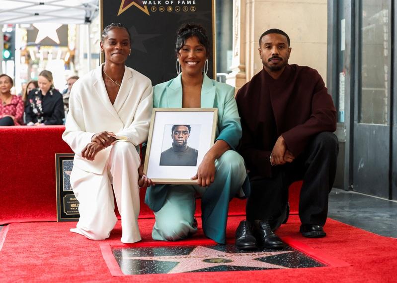 查维克博斯曼在好莱坞星光大道摘星。(路透)