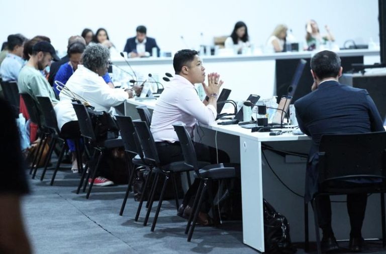 COP30直击/欧盟与油国杠上、「脱离化石燃料」没共识 谈判进入延长赛 联合国气候峰会最后一天,「逐步脱离化石燃料路线图」成为本届峰会争论焦点,也让谈判陷入僵局,各国谈判代表持续就最后协定开会磋商。(特派记者潘俊宏/巴西摄影)