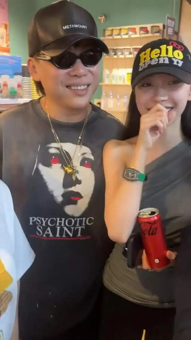 网友拍到胡彦斌和易梦玲在海边热吻合影视频。(取材自微博)