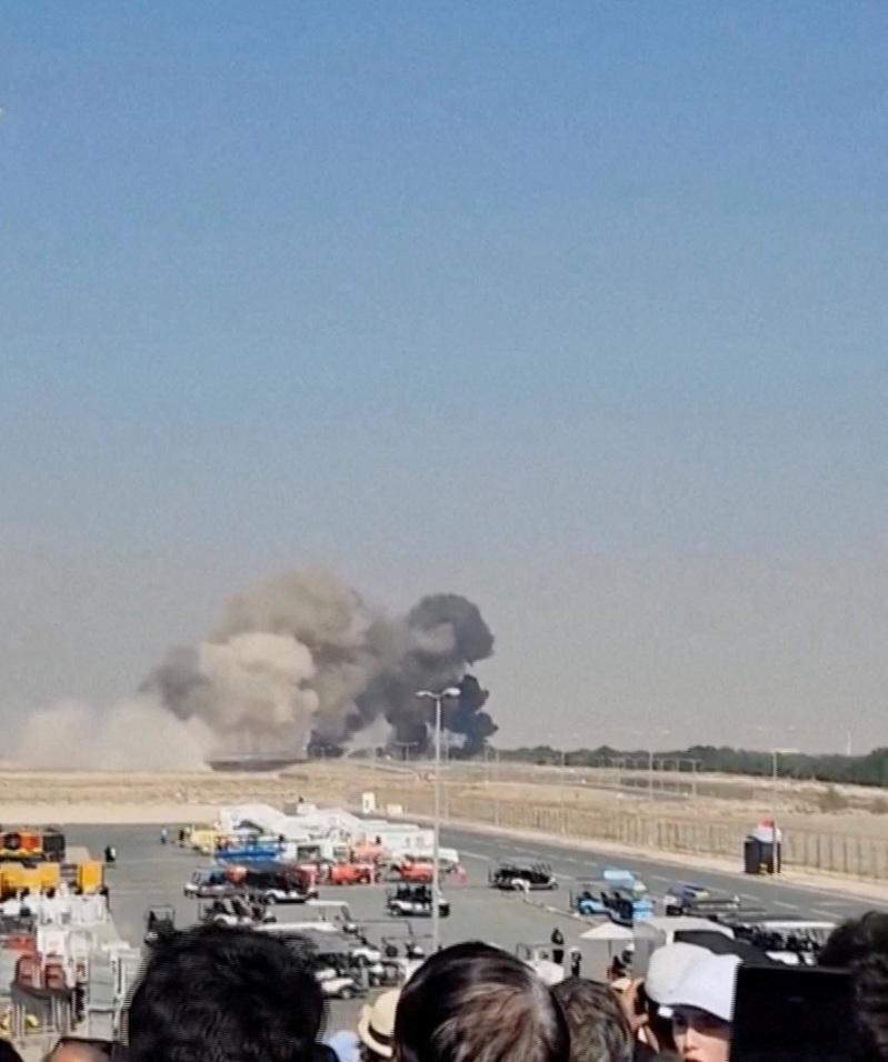 杜拜航展最后一天的特技飞行表演中，印度制的「光辉」（Tejas）战机在过程中俯冲坠地爆炸，飞行员未能逃生。(路透)