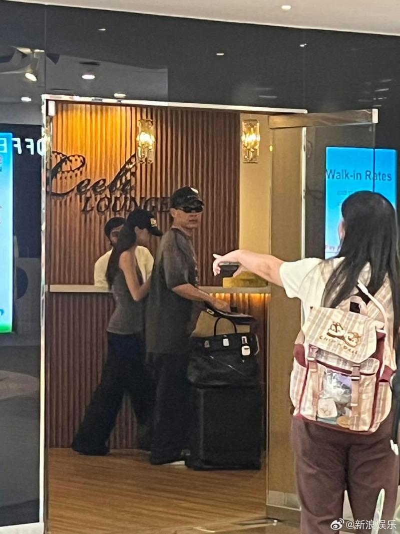 网友拍到胡彦斌和易梦玲在海边热吻合影视频。(取材自微博)