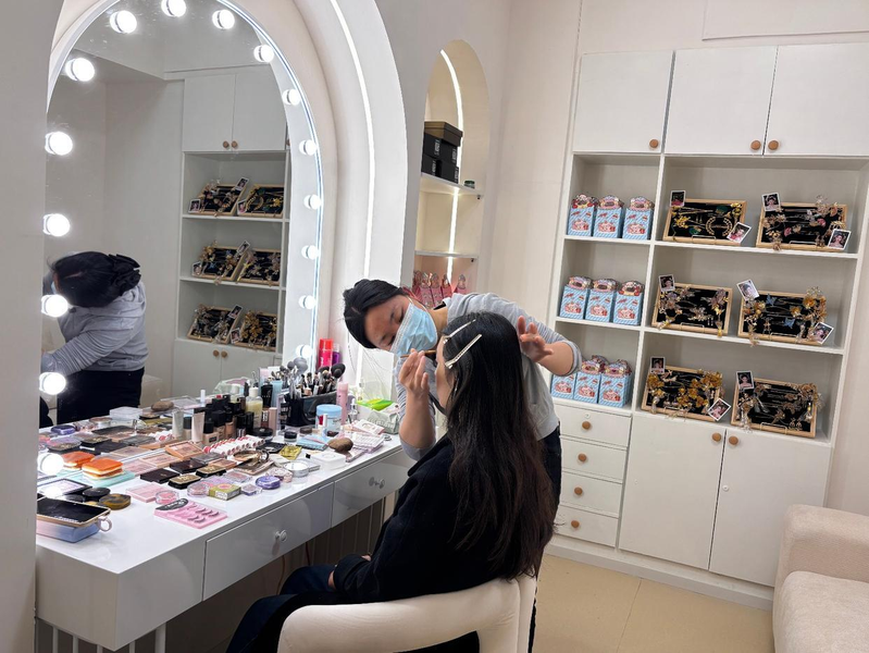 图为刘思宇正在为顾客化妆。(取材自九派新闻)
