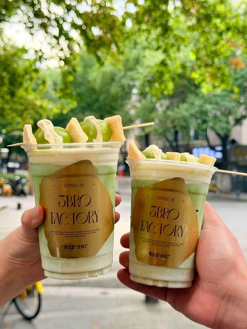 「奶皮子糖葫芦」突然爆火，上海有店卖到98元一串。（取材自新闻晨报）