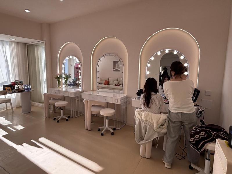 图为刘思宇正在为顾客化妆。(取材自九派新闻)