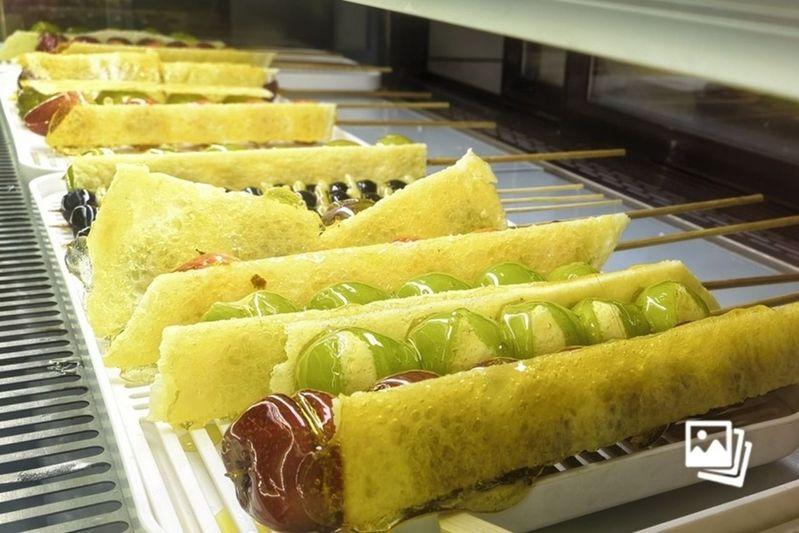 「奶皮子糖葫芦」突然爆火，上海有店卖到98元一串。（取材自新闻晨报）