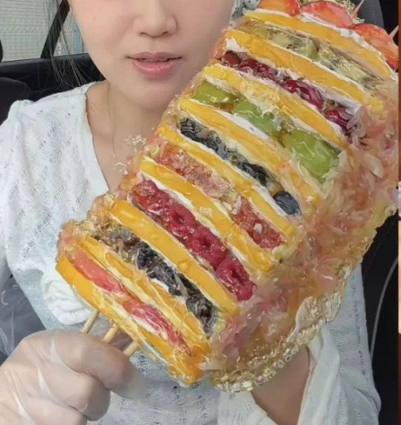 「奶皮子糖葫芦」突然爆火，上海有店卖到98元一串。（取材自新闻晨报）