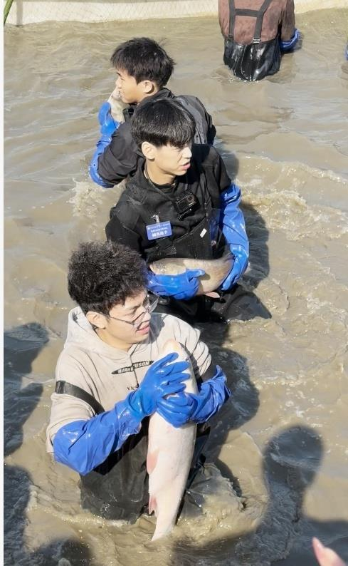 姚昌荣捕获一条8.7公斤的大鱼,夺得「捕鱼王」。(取材自光明日报)