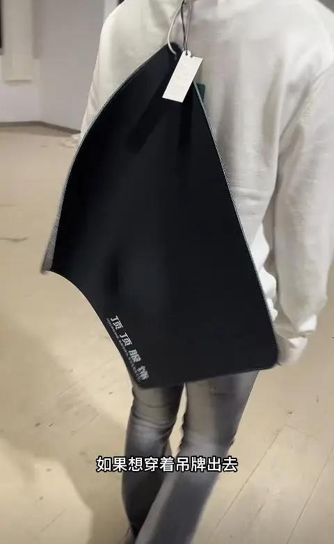 江苏一名男装店主把吊牌做成创意鼠标垫,意外爆红。(取材自鲁中晨报)