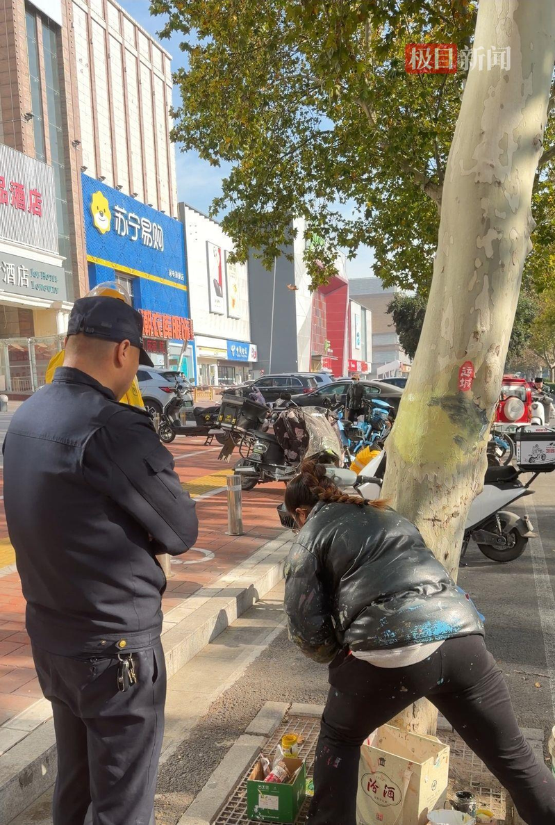 一名女画家在山西行道树画关公像被城管勒令涂掉;运城文旅则称,欢迎画家在获批后创作。(取材自极目新闻)