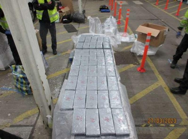 英国国家打击犯罪局在「扰乱行动」中所查获的现金和一台点钞机。(路透)