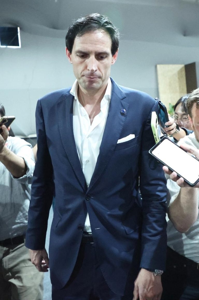 COP30/协定近定案仍未提化石燃料 欧盟被迫让步感失望 联合国气候峰会最后一天,「逐步脱离化石燃料路线图」成为本届峰会争论焦点,也让谈判陷入僵局,各国谈判代表持续就最后协定开会磋商,欧盟气候执委胡克斯特拉在会议中场休息时短暂离席。(特派记者潘俊宏/巴西摄影)