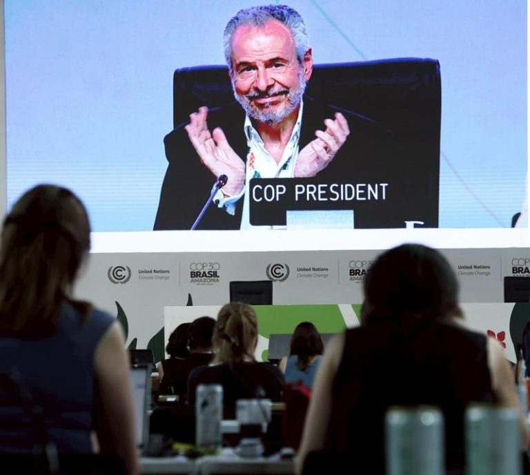 联合国气候变化纲要公约缔约方第30次会议（COP30）延会谈判，终在今天落幕，峰会主席柯利亚开心鼓掌。（特派记者潘俊宏／巴西摄影）