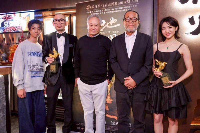 白润音(左起)、导演张吉安、李安、李屏宾、许恩怡现身「地母」庆功宴。记者沈昱嘉／摄影