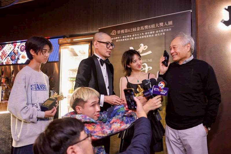 白润音(左起)、导演张吉安、李安、李屏宾、许恩怡现身「地母」庆功宴。记者沈昱嘉／摄影