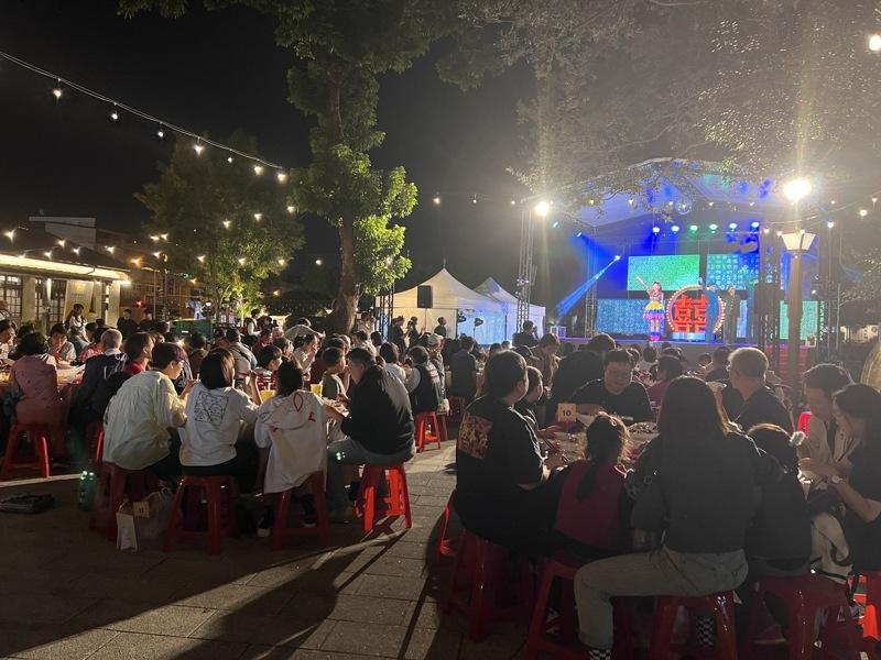 沉浸式眷村舞台剧「星村有喜事」,连续两天晚间在屏东胜利星村热闹开演。(记者潘奕言/摄影)