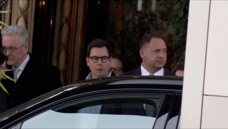 乌克兰代表先晤英法德国安顾问 再与美方磋商终战计划 乌克兰首席谈判代表叶尔马克(中)在日内瓦。(路透)