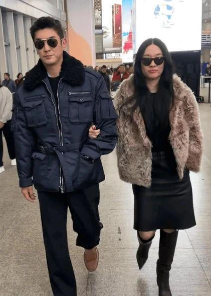 霍思燕和杜江在机场被网友偶遇。(取材自微博)