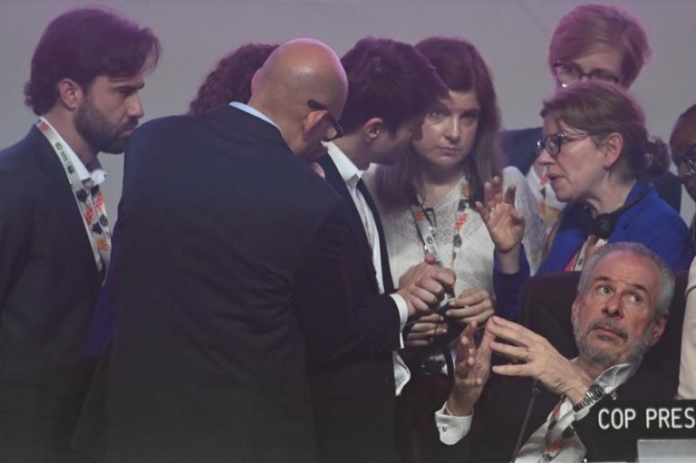 COP30落幕 各方反应一览 在巴西贝伦举行的联合国气候变化框架公约第30次缔约方大会(COP30)经过「加时」后于22日闭幕。(新华社)