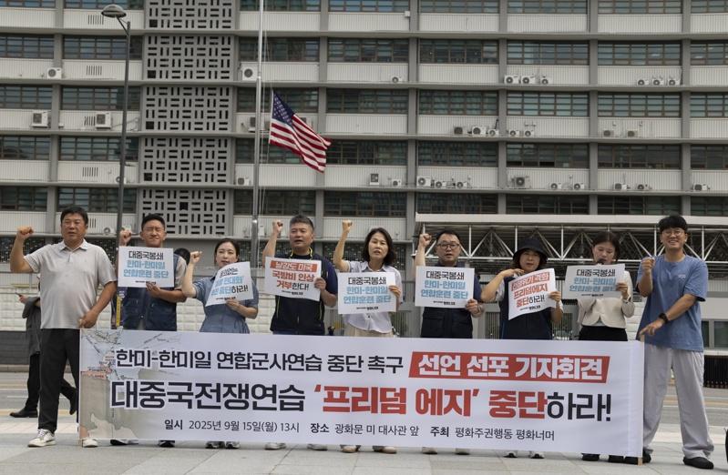 南韩国防部预计在明年搬回总统办公室目前使用的龙山大楼。图为国防部外有人示威。(欧新社)