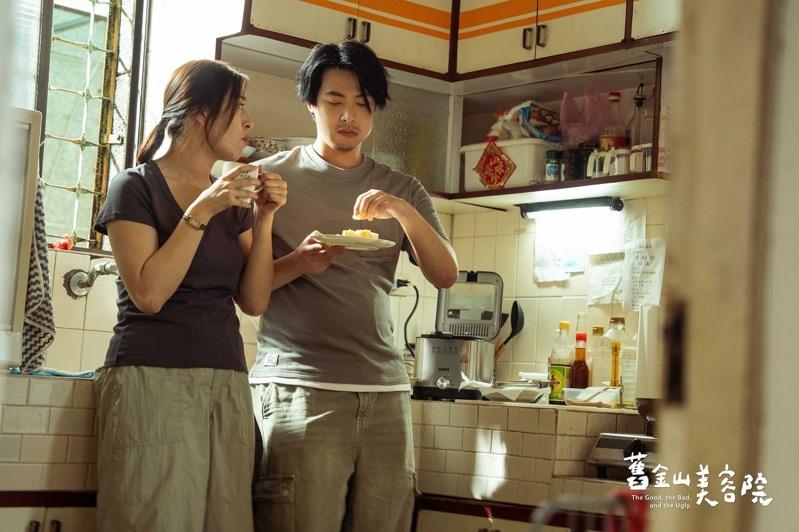 「旧金山美容院」剧中，杨晴(左)与杨镇饰演的面包店老板有不少情感交互。图／TVBS提供