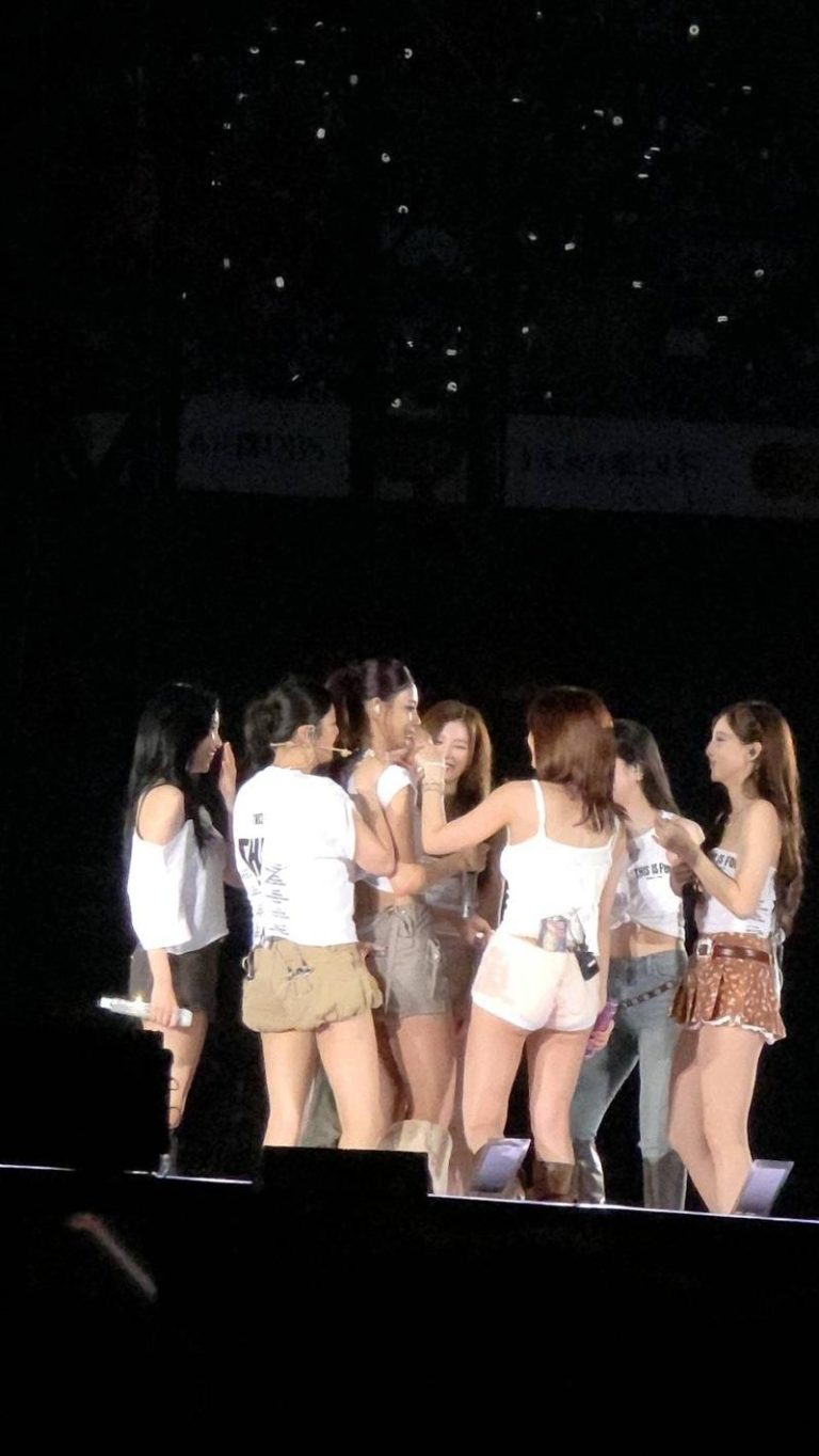 子瑜读信时忍不住眼泪，成员们赶快给她安慰跟逗乐她。图／读者提供