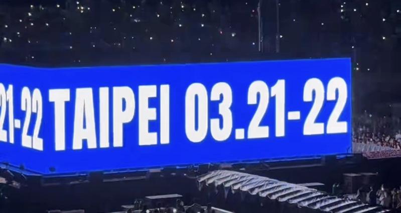 子瑜读信时忍不住眼泪，成员们赶快给她安慰跟逗乐她。图／读者提供