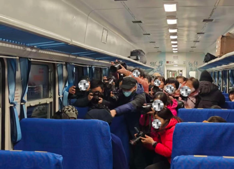 「围猎」彜族妇…数十游客凉山列车上猛拍照 网轰没素质 凉山公益列车上众多游客围堵拍摄彜族老人。(取材自潇湘晨报)