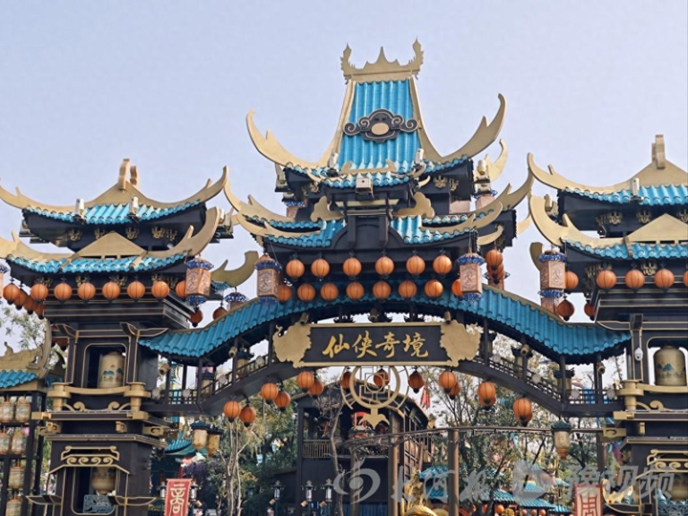 开封「武侠版迪士尼」暴红 今年营收已破10亿 卖点在哪? 万岁山武侠城10个月营收突破10.68亿人民币,被誉为「武侠版迪士尼」。(取材自大河报)