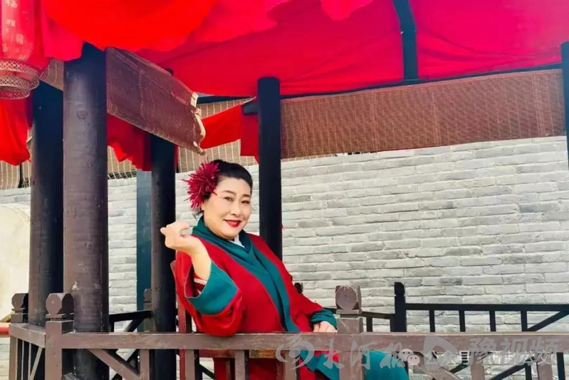 万岁山武侠城10个月营收突破10.68亿人民币，被誉为「武侠版迪士尼」。（取材自大河报）