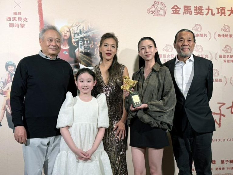 电影「左撇子女孩」虽然仅在金马奖摘下一个奖项，但庆功宴上，导演邹时擎（中）说期待在奥斯卡奖获得好成绩，导演李安（左一）也给予支持。（中央社）