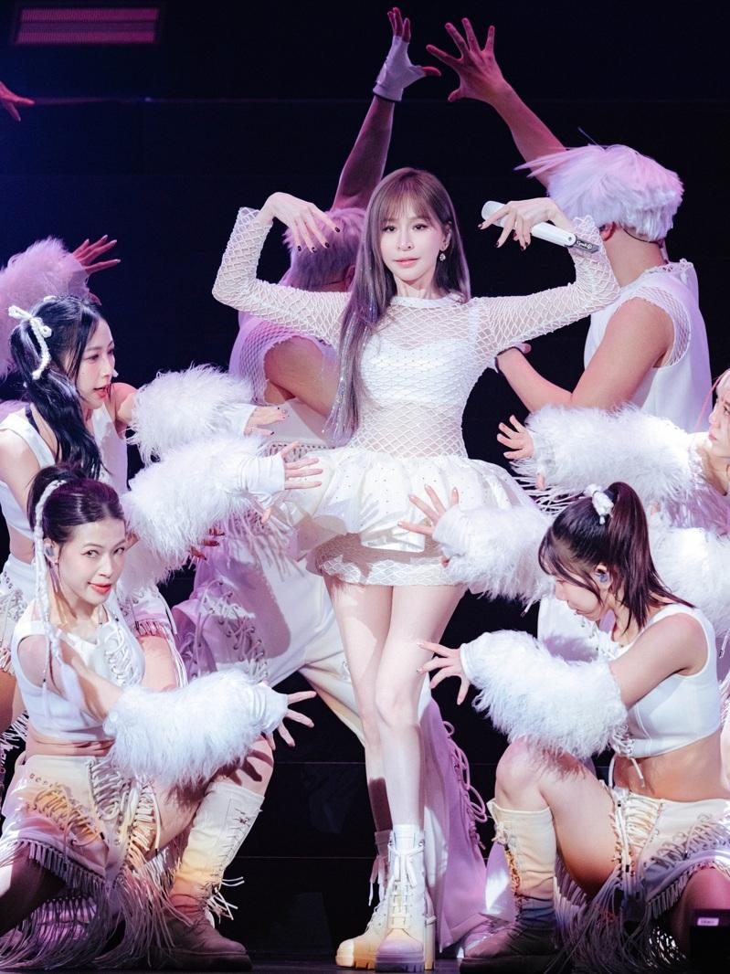 王心凌重新编排再现「Baby Boy」椅子舞。(图/天晴娱乐提供)