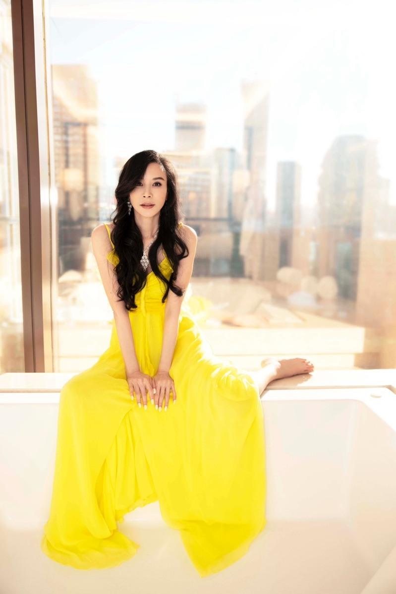 萧蔷以金色宝蓝等颜色烘托出马年大器的女王风范。(珍世美学慈善基金会提供)