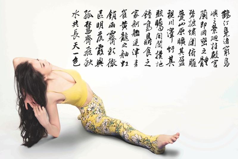 萧蔷以金色宝蓝等颜色烘托出马年大器的女王风范。(珍世美学慈善基金会提供)