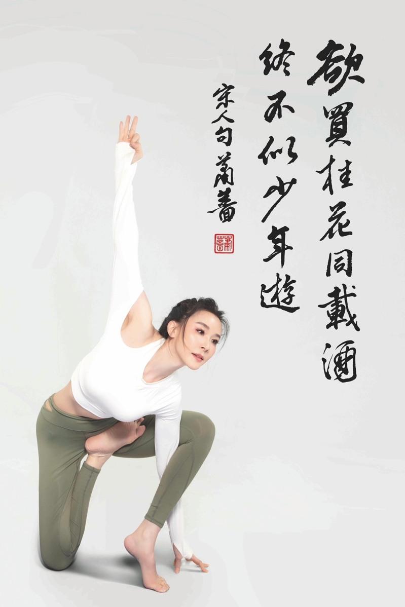 萧蔷以金色宝蓝等颜色烘托出马年大器的女王风范。(珍世美学慈善基金会提供)