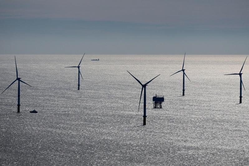 据英国研究,中国生产的离岸风力发电机,成本只要欧洲同业的三分之一。路透