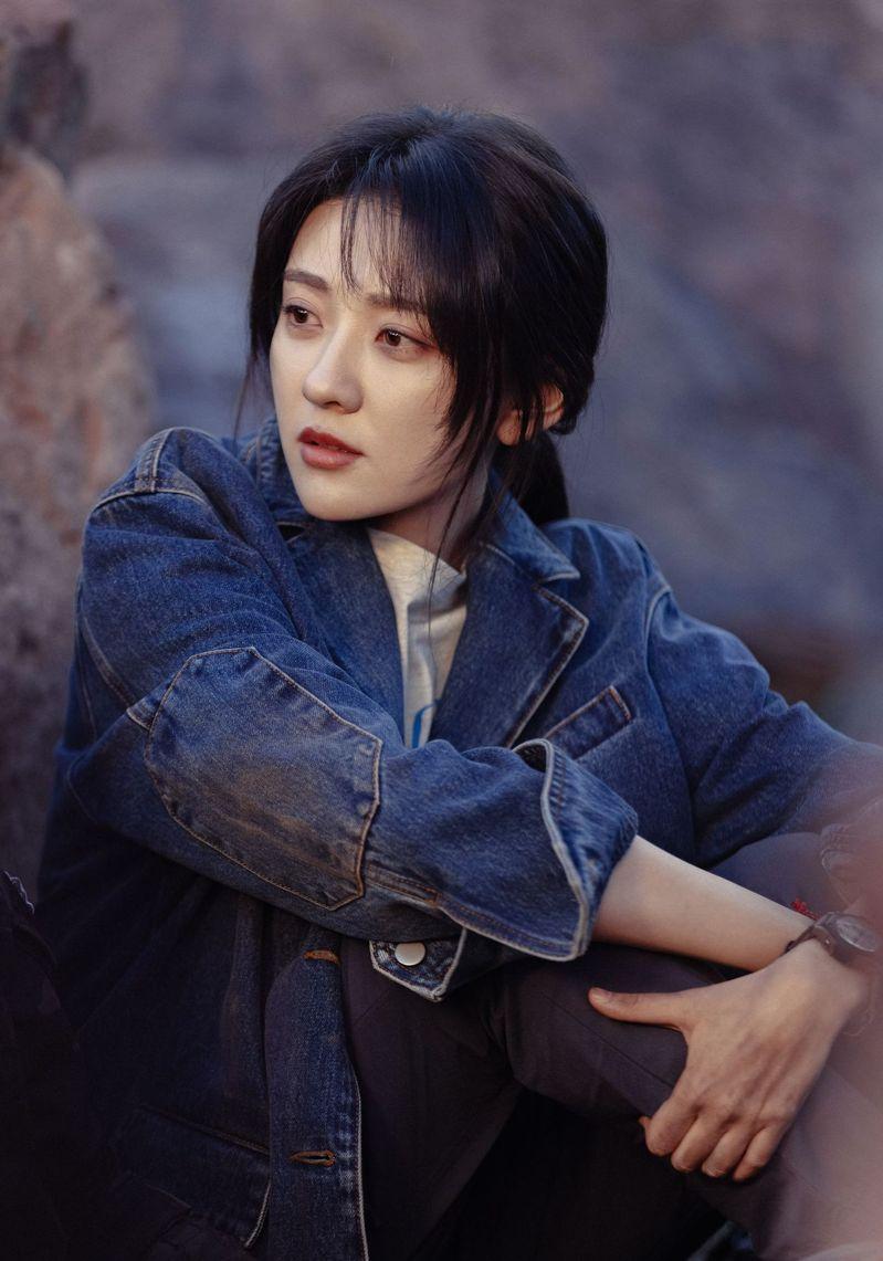 万鹏在「许我耀眼」中饰演赵露思的姐姐「乔琳」,涨粉80万。(取材自微博)