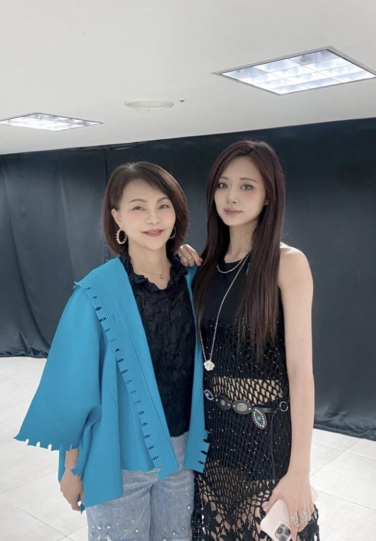 子瑜妈全力喂饱八妞 TWICE「夜市级后台」曝光 黄燕玲尽全力把女儿点菜的小吃全都搬进后台。图/摘自IG