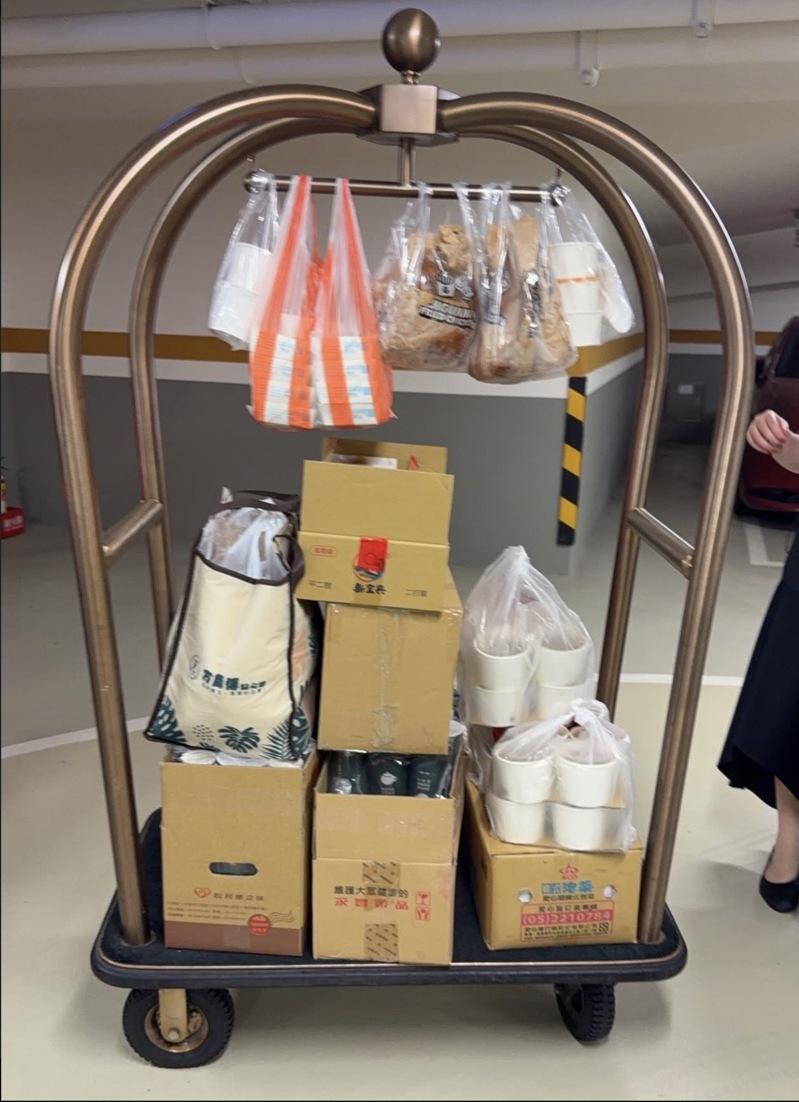 黄燕玲尽全力把女儿点菜的小吃全都搬进后台。图/摘自IG