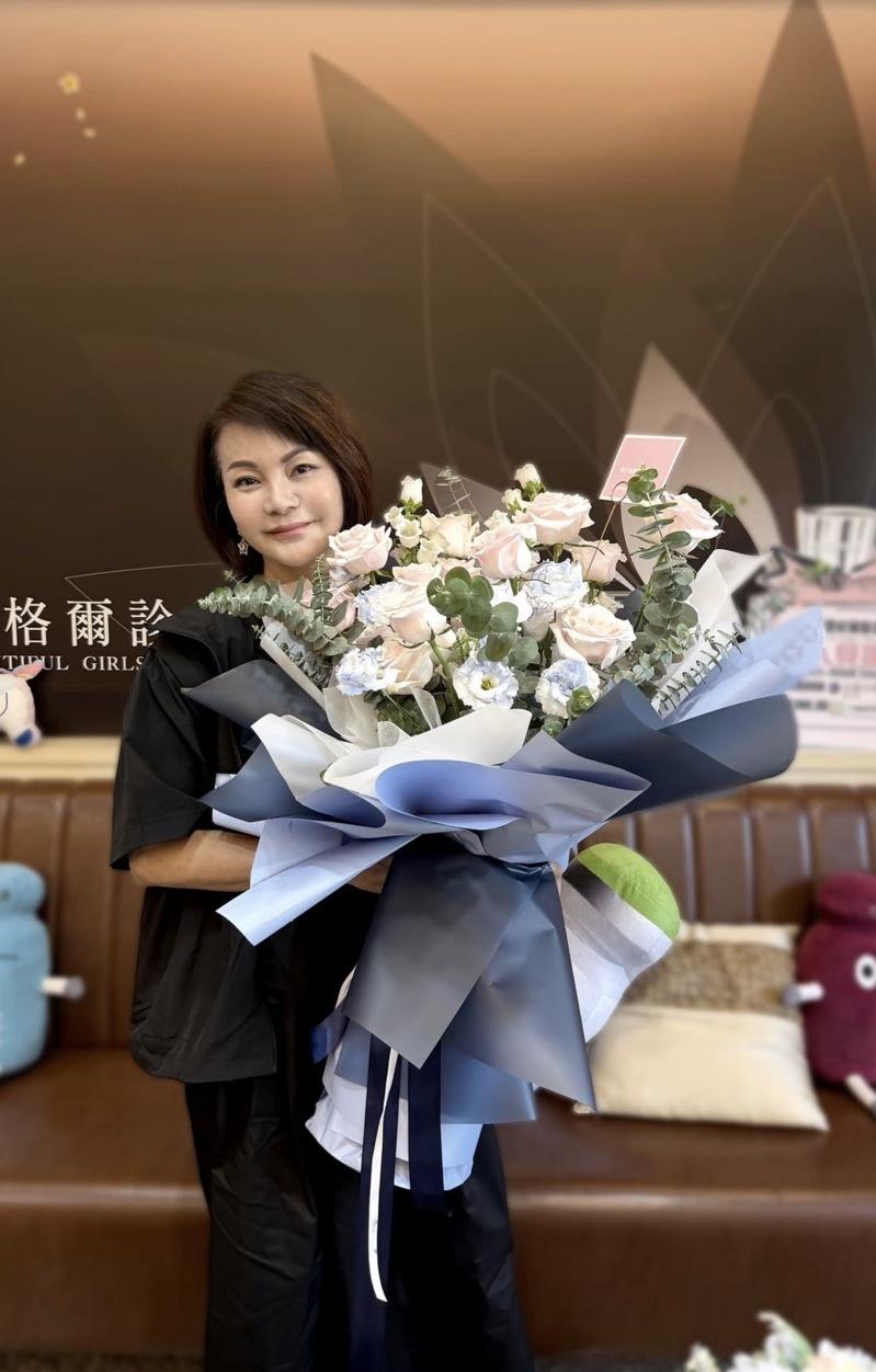 黄燕玲尽全力把女儿点菜的小吃全都搬进后台。图/摘自IG