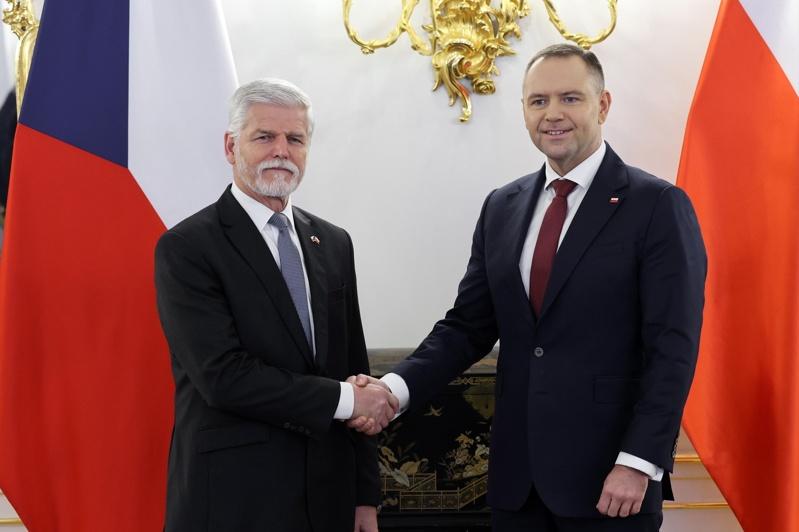 捷克总统帕维尔(左)24日在布拉格城堡接见波兰总统纳夫罗茨基(右)。欧新社