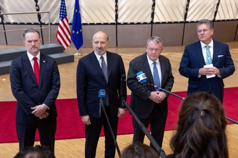 欧美部长会面谈贸易 欧盟:将促美方调降钢铁关税 图从左到右为:美国贸易代表葛里尔、美国商务部长卢特尼克、丹麦外交部长拉斯穆森和欧盟主管贸易事务的运行委员塞夫柯维奇24日在布鲁塞尔举行的欧盟贸易部长会议期间出席联合记者会。美联社