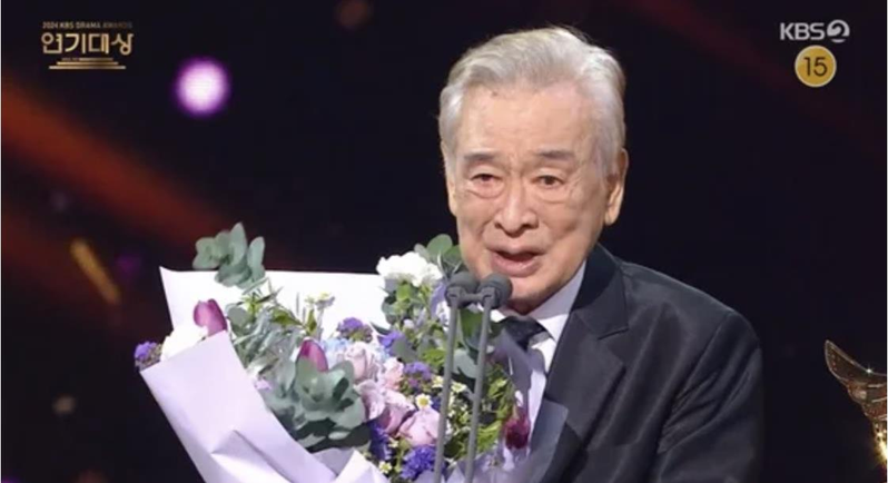 李顺载最后一次露面是在跨年夜现身「KBS演技大赏」。(翻摄KBS,若有侵犯著作者权益,请连络删除。This image(video) is used for news reporting purposes, please contact us for removal if there is a copyright issue.)