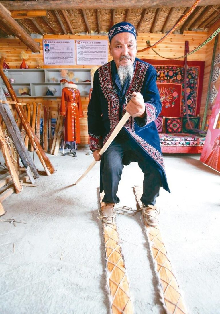 新疆乌鲁木齐中小学生 12月有首个「雪假」 冰雪经济让大陆农村收入倍增。图为新疆阿勒泰老人展示如何使用毛皮滑雪板,他已做好今年冬季迎接四方游客的准备。(新华社)