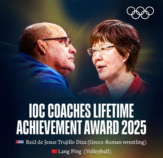 郎平(右)与古巴摔跤教练迪亚斯共同领取国际奥委会教练终身成就奖。(取材自央视新闻)